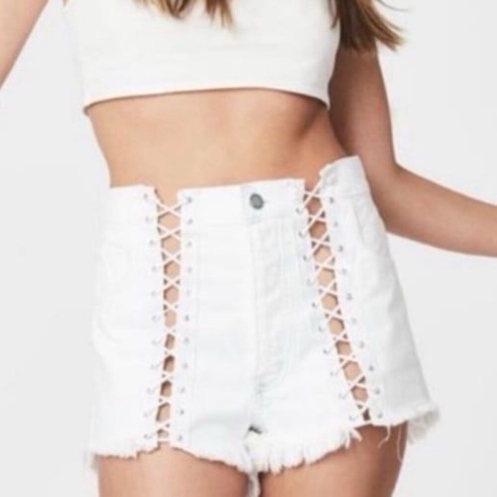 CARMAR LOS ANGELES WHITE LACE-UP DENIM SHORTS, SIZE 26”